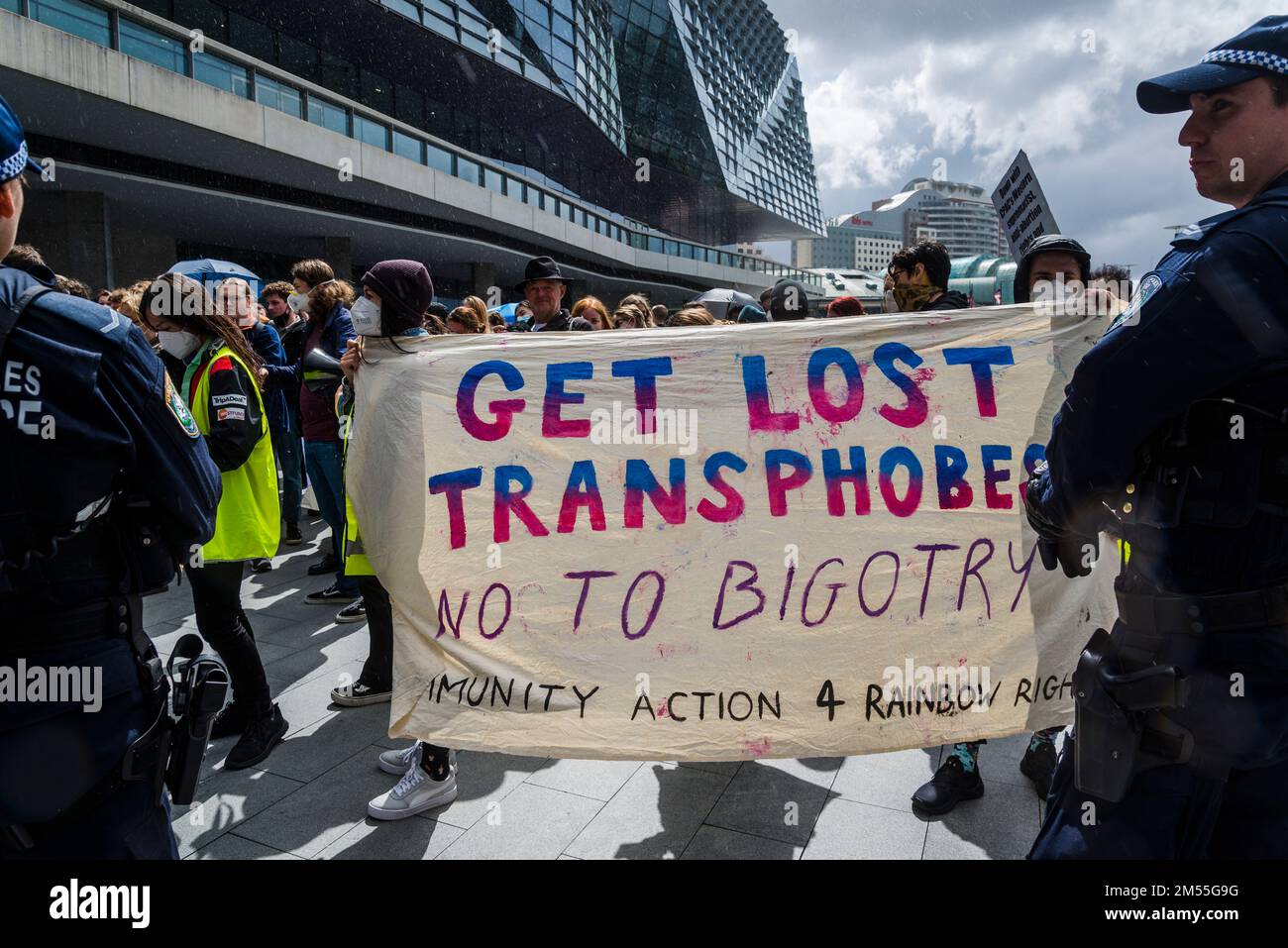 Hol dir das verlorene Transphobes-Banner beim Protest gegen die rechtsextreme CPAC-Konferenz im International Conference Centre, Darling Harbour, Sydney, NSW Stockfoto