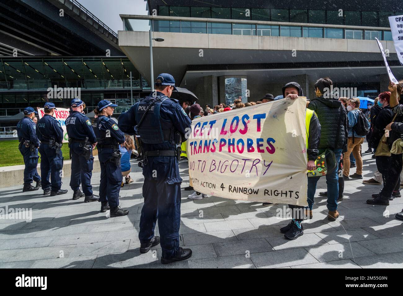 Hol dir das verlorene Transphobes-Banner beim Protest gegen die rechtsextreme CPAC-Konferenz im International Conference Centre, Darling Harbour, Sydney, NSW Stockfoto