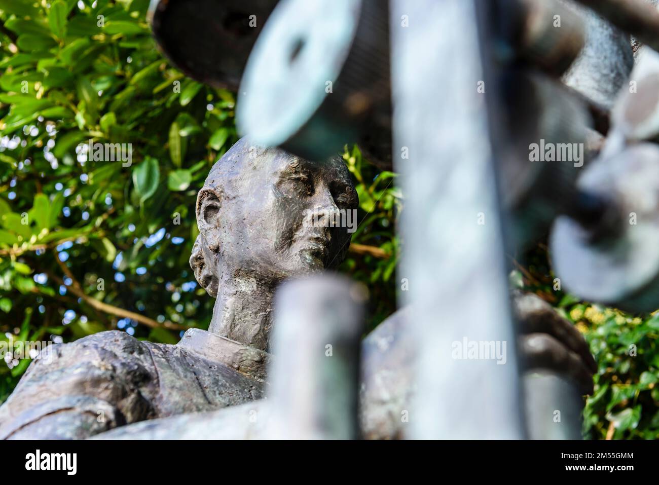 „The Flax Spinner“, eine Bronzestatue des Künstlers Eamon O'Doherty zum Gedenken an die Frauen, die in den nahe gelegenen Herdman Mills, Sion Mills, Nordirland, gearbeitet haben. Stockfoto