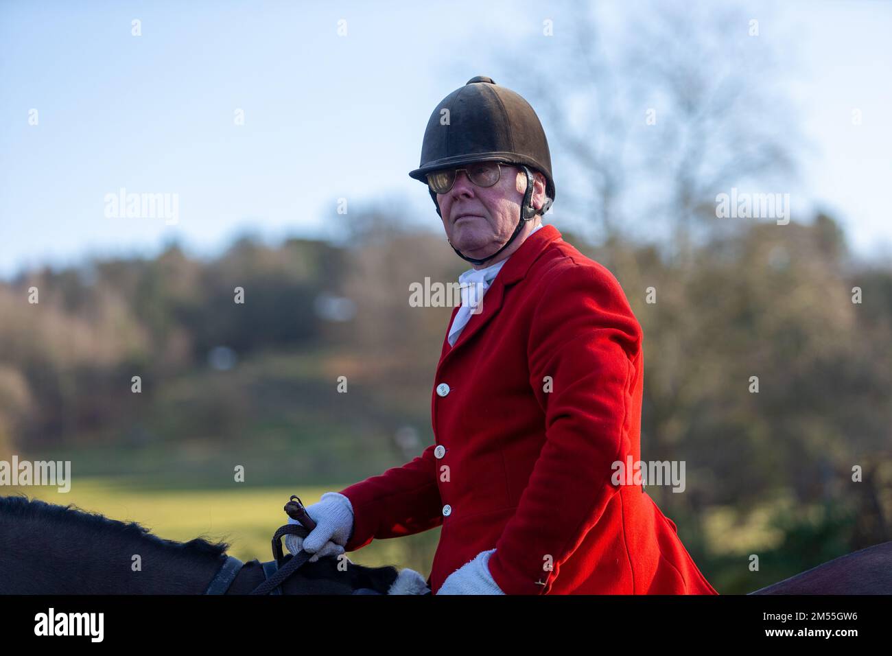 Hagley, Worcestershire, Großbritannien. 26. Dezember 2022. Ein Gentleman Rider schaut auf die Albrighton und Woodland Hunt, während sie sich zur traditionellen Jagd am zweiten Weihnachtsfeiertag in der Hagley Hall treffen. Worcestershire, an einem hellen und sonnigen Tag. Kredit: Peter Lopeman/Alamy Live News Stockfoto