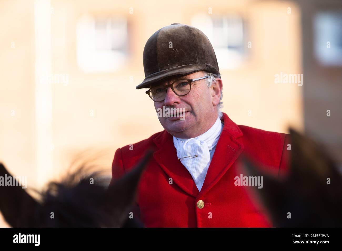 Hagley, Worcestershire, Großbritannien. 26. Dezember 2022. Ein Gentleman Rider schaut auf die Albrighton und Woodland Hunt, während sie sich zur traditionellen Jagd am zweiten Weihnachtsfeiertag in der Hagley Hall treffen. Worcestershire, an einem hellen und sonnigen Tag. Kredit: Peter Lopeman/Alamy Live News Stockfoto