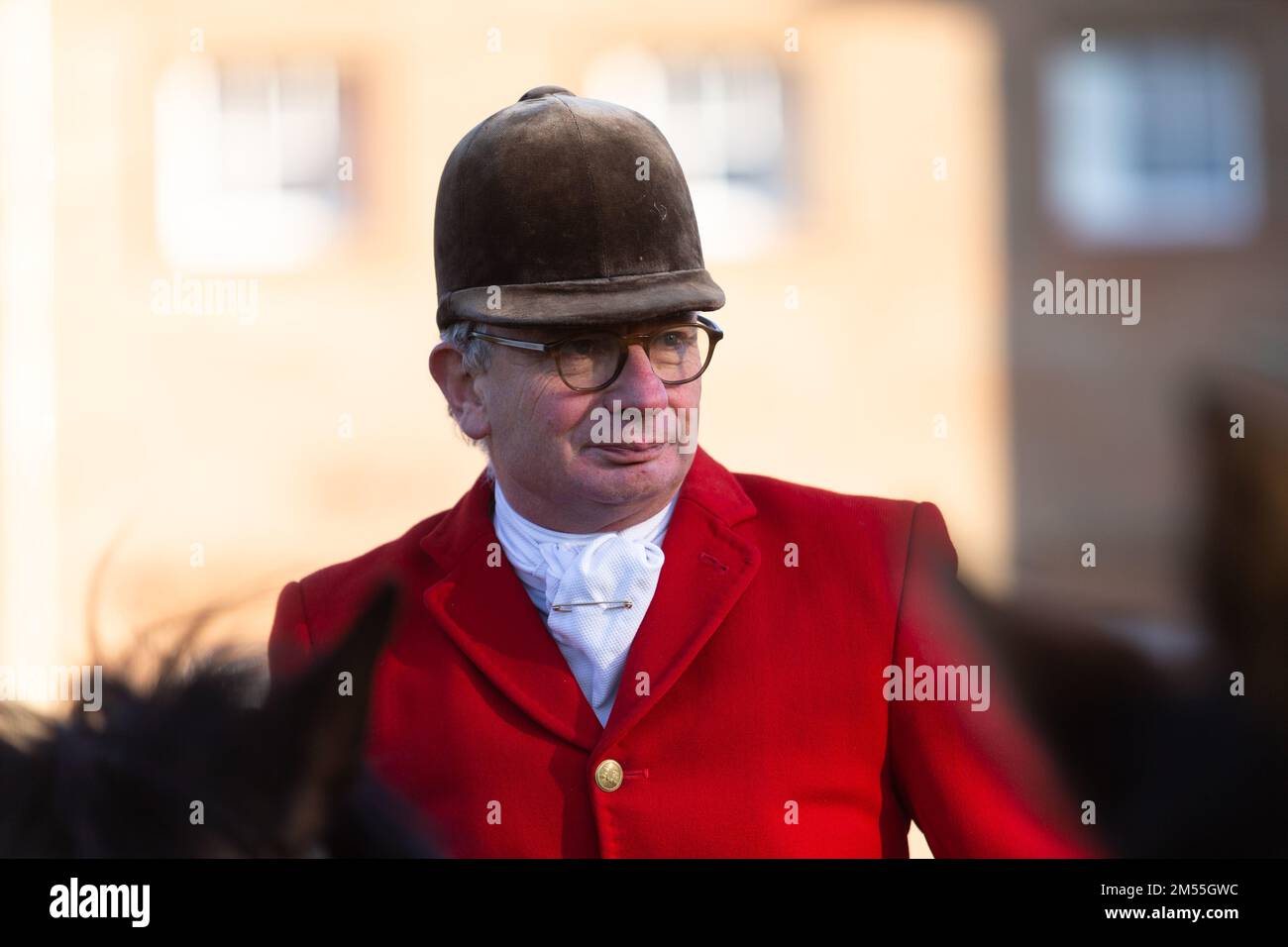 Hagley, Worcestershire, Großbritannien. 26. Dezember 2022. Ein Gentleman Rider schaut auf die Albrighton und Woodland Hunt, während sie sich zur traditionellen Jagd am zweiten Weihnachtsfeiertag in der Hagley Hall treffen. Worcestershire, an einem hellen und sonnigen Tag. Kredit: Peter Lopeman/Alamy Live News Stockfoto