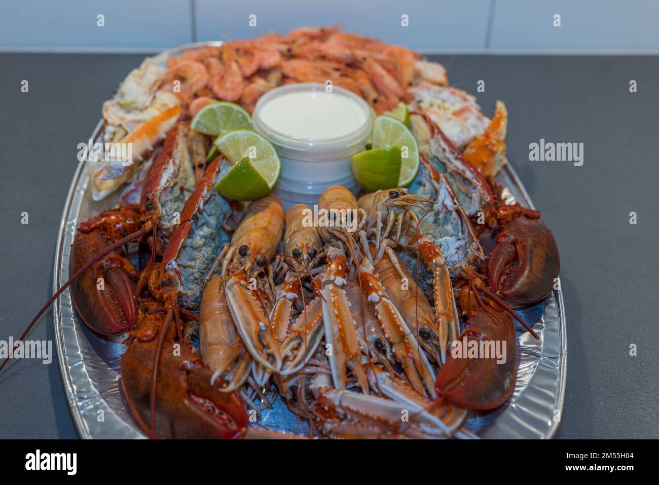 Nahaufnahme verschiedener Meeresfrüchtegerichte auf dem Tisch im Tablett. Schweden. Stockfoto
