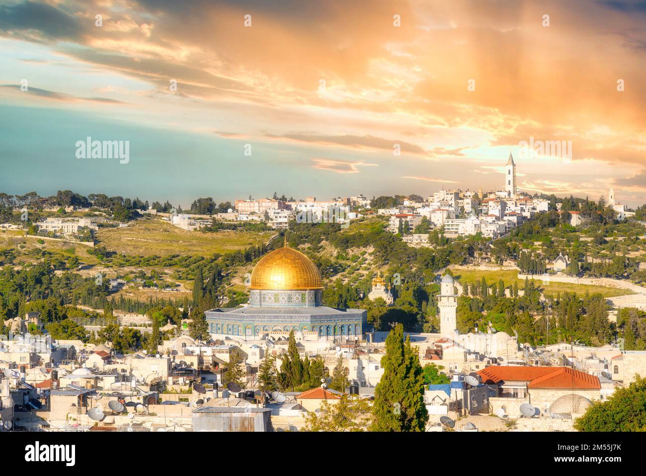 Jerusalem mit dem Ölberg mit einem unwirklichen Himmel, der in der Nachproduktion geschaffen wurde Stockfoto