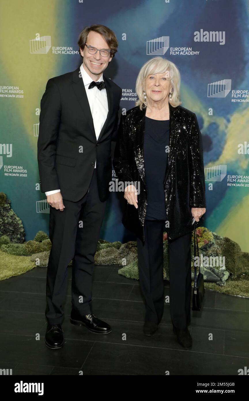 Margarethe von Trotta und ihr Sohn Felix Moeller nahmen am 10. Dezember 35. 2022 an den European Film Awards 2022 in Reykjavik, Island, auf der Harpa Conference and Concert Hall Teil. Stockfoto