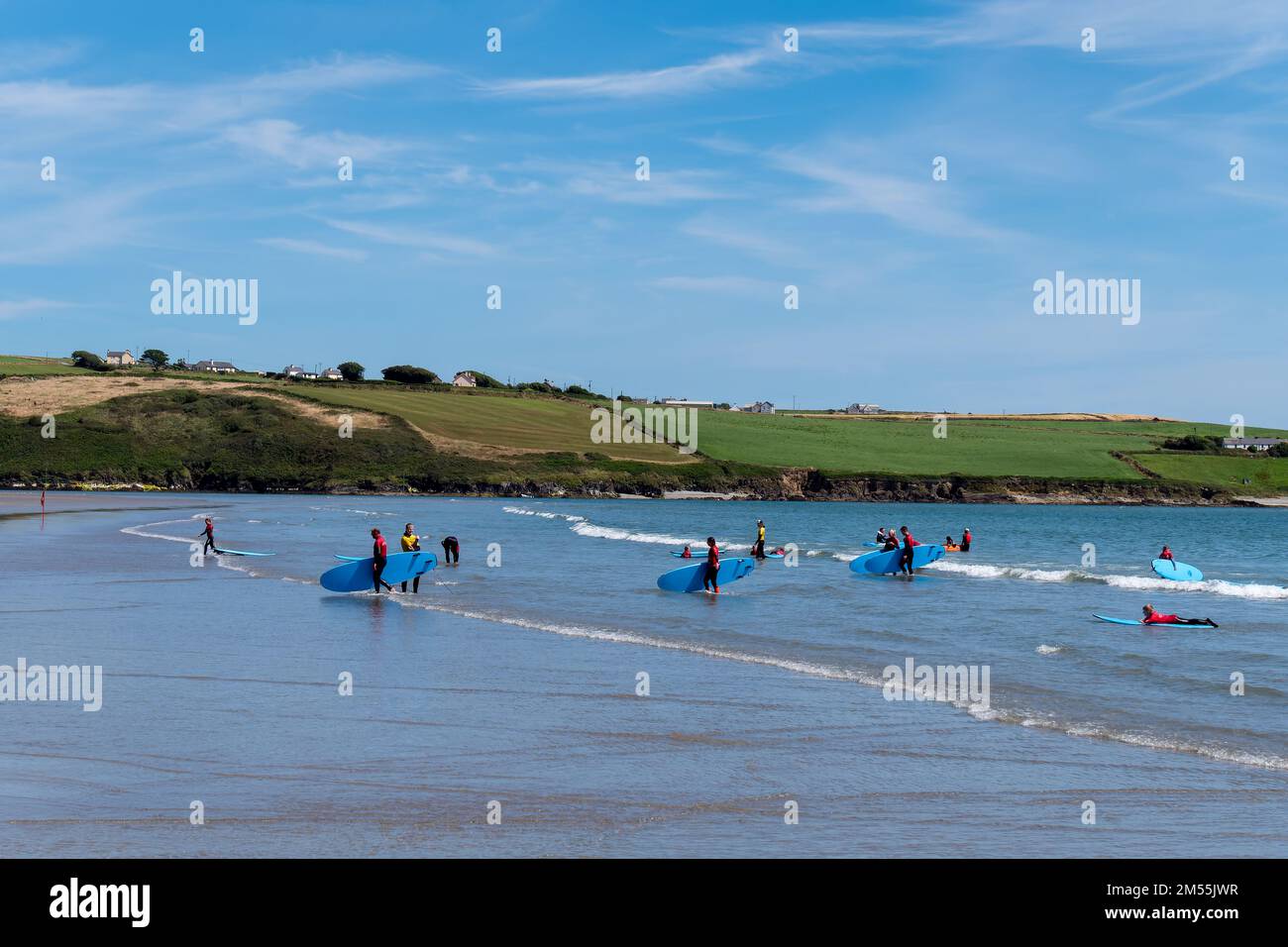 County Cork, Irland, 6. August 2022. Die Leute surfen. Eine Surfschule. Der berühmte Inchydoney-Strand. Leute am Strand Stockfoto