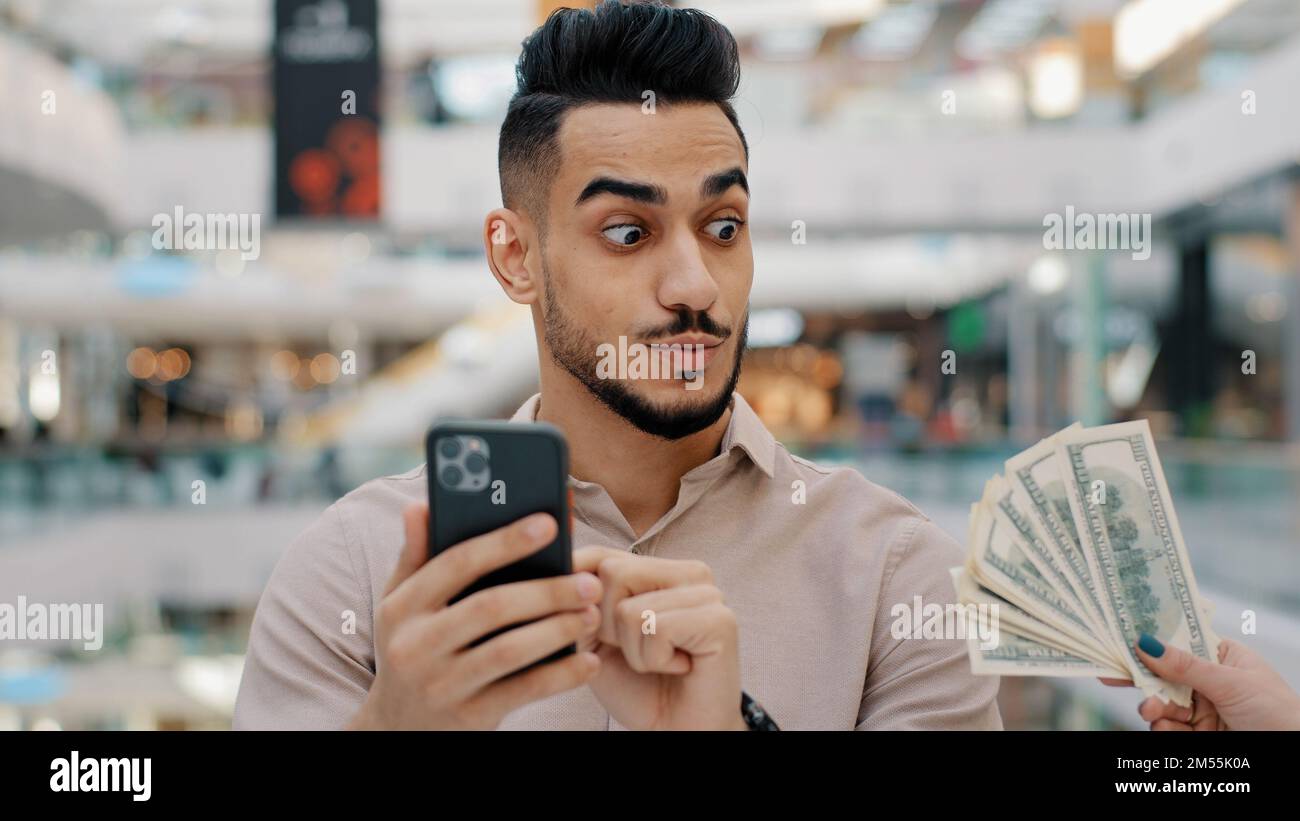 Schockierter Gewinner eines indischen Mannes, männlicher Kerl, der mit einem Handy im Internet wettete, Casino, Internet-Kredit mit Smartphone, leicht Geld erhalten erstaunlich Stockfoto