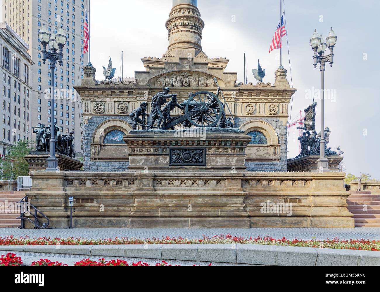 Clevelands Soldiers & Sailors Monument: Auf kurzer Distanz Bronzestatue von Levi Scofield. Ehrenartillerie, zeigt Schützen, die Kanonen anvisieren. Stockfoto