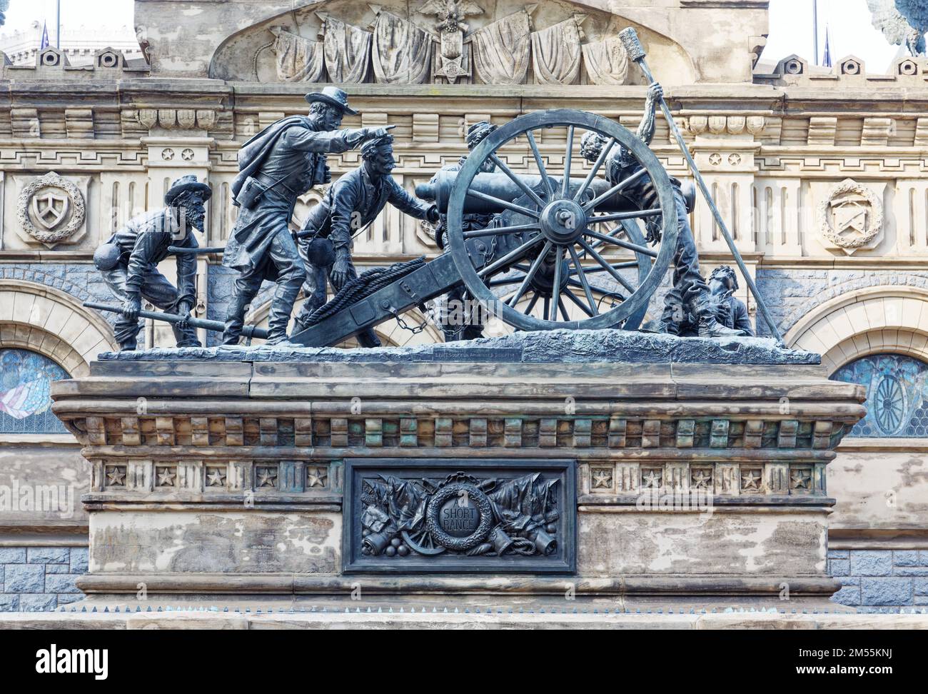 Clevelands Soldiers & Sailors Monument: Auf kurzer Distanz Bronzestatue von Levi Scofield. Ehrenartillerie, zeigt Schützen, die Kanonen anvisieren. Stockfoto