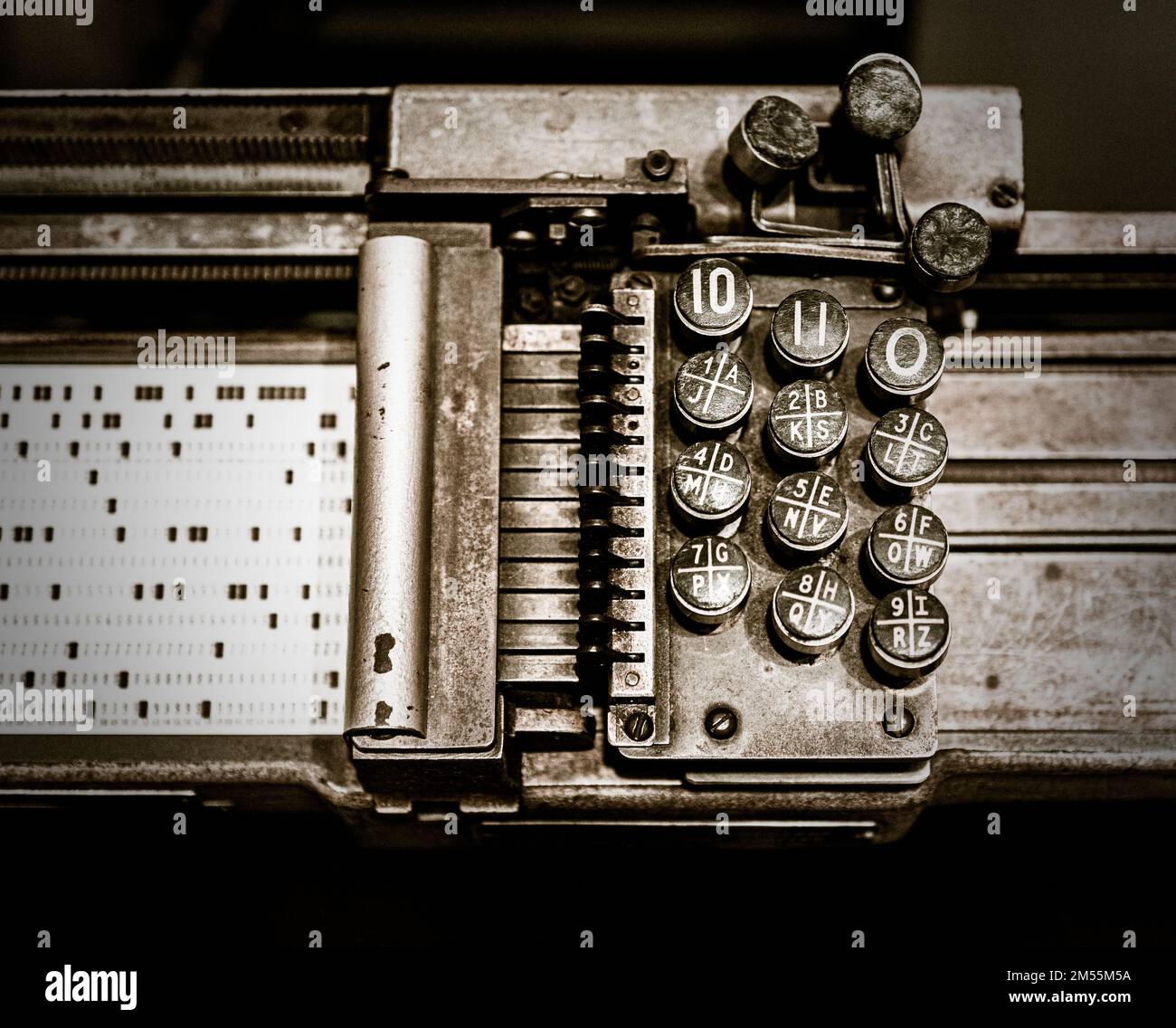 Ein Blick von oben auf eine alte Lochkartenmaschine in der Geheimdienstfabrik im Bletchley Park Stockfoto