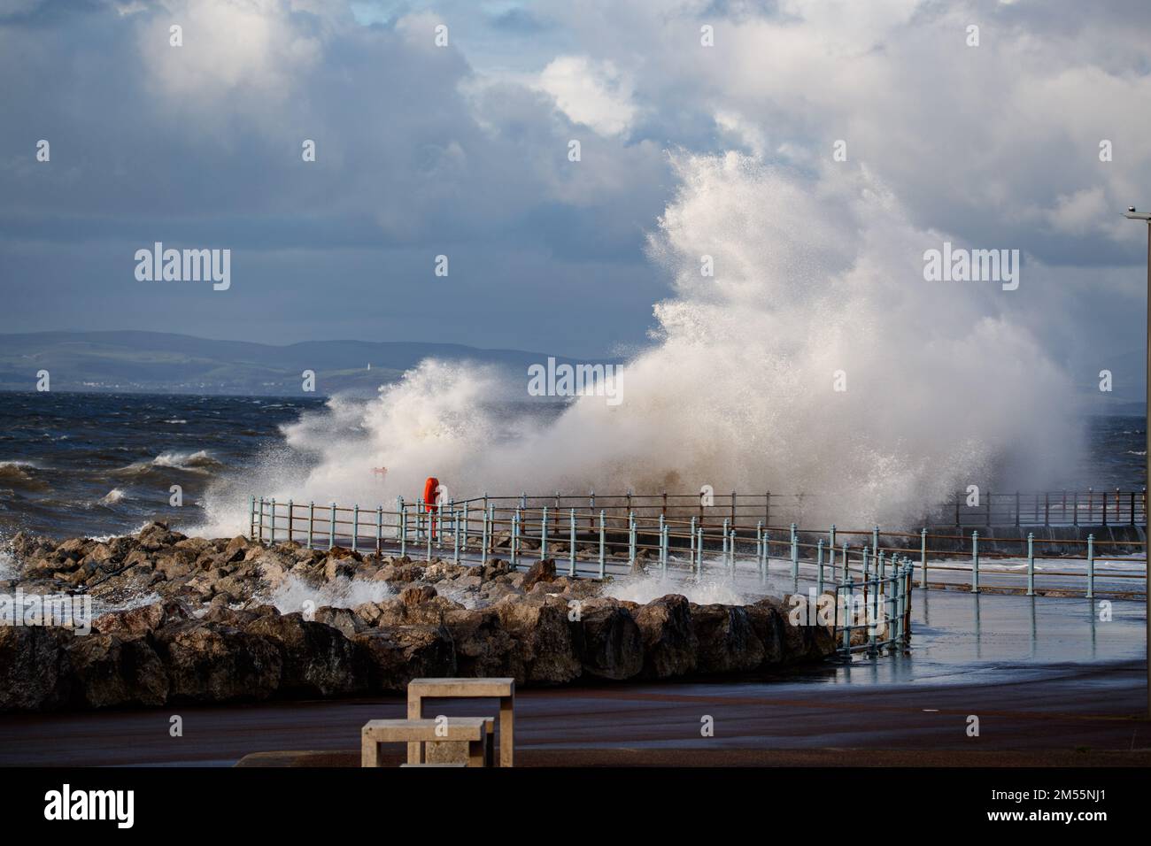 Heysham, Lancashire, Vereinigtes Königreich. 26. Dezember 2022. Übertopping durch die starken Winde bei High Tide, während das raue Wasser des Breakwater Credit: PN News/Alamy Live News bricht Stockfoto