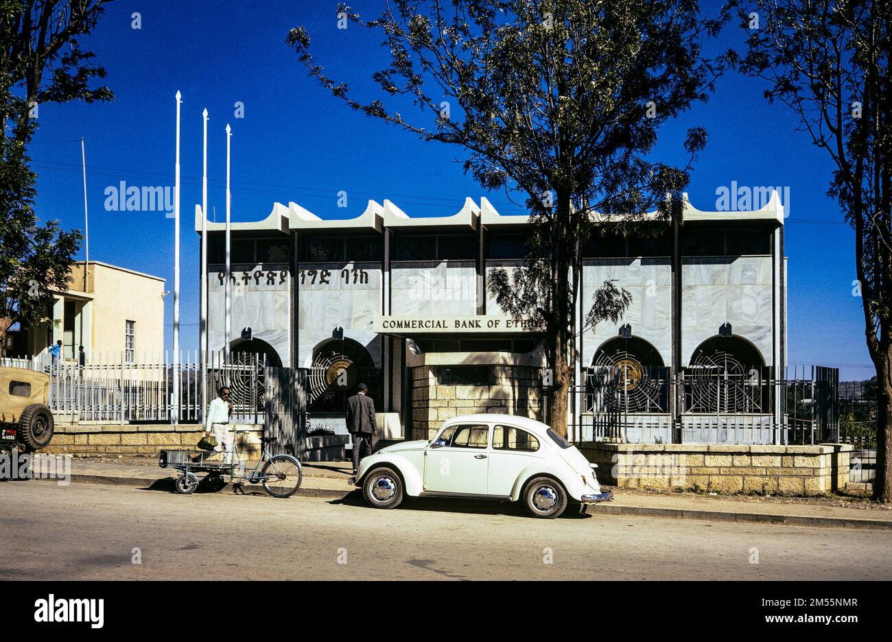 Äthiopien, 1970er, Harar, Geschäftsbank des äthiopischen Gebäudes, weißer Volkswagen, Fahrrad, Region Harari, Ostafrika, Stockfoto