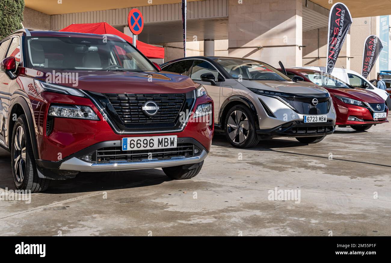 Marratxi, Spanien; dezember 16 2022: Nissan-SUV-Autos werden draußen an einem sonnigen Tag ausgestellt. Insel Mallorca, Spanien Stockfoto
