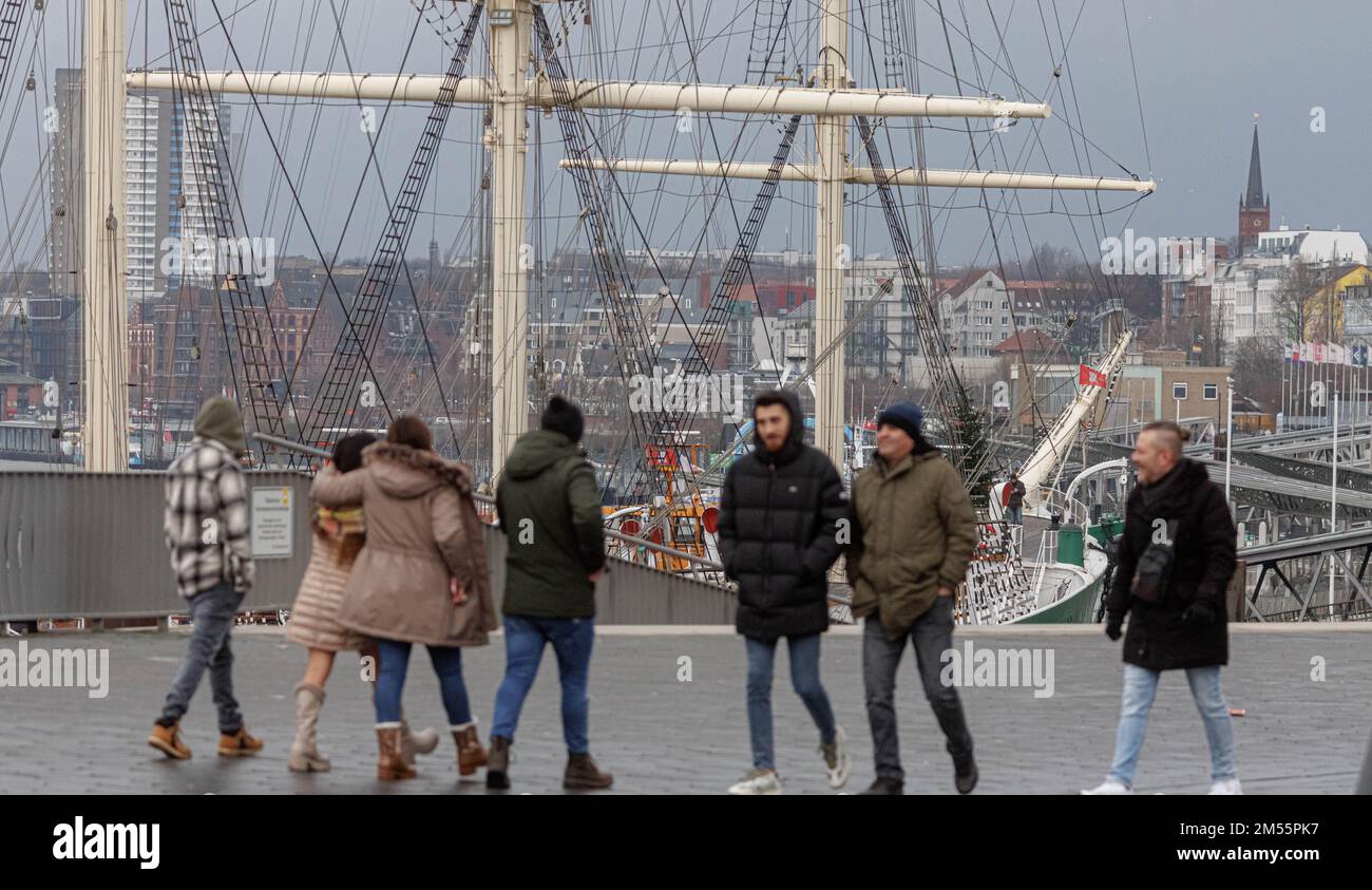 26. Dezember 2022, Hamburg: Passanten auf dem Hochwasserschutzgelände Baumwall bei wechselhaftem Wetter am zweiten Weihnachtsfeiertag. Foto: Markus Scholz/dpa Stockfoto