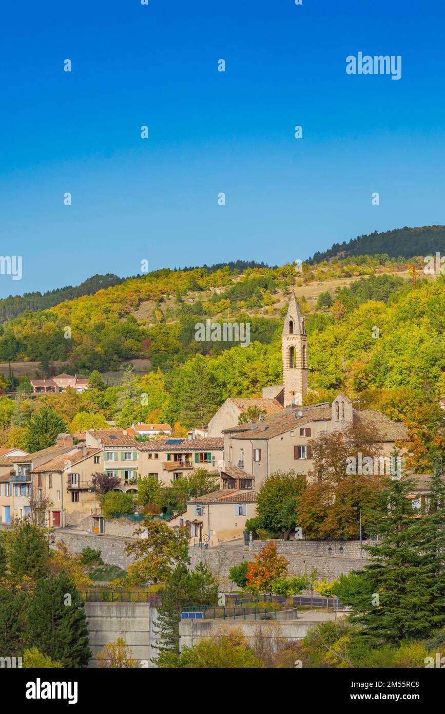 Panorama der Stadt Sisteron mit einer Kirche im französischen Departement Alpes-de-Haute-Provence Stockfoto