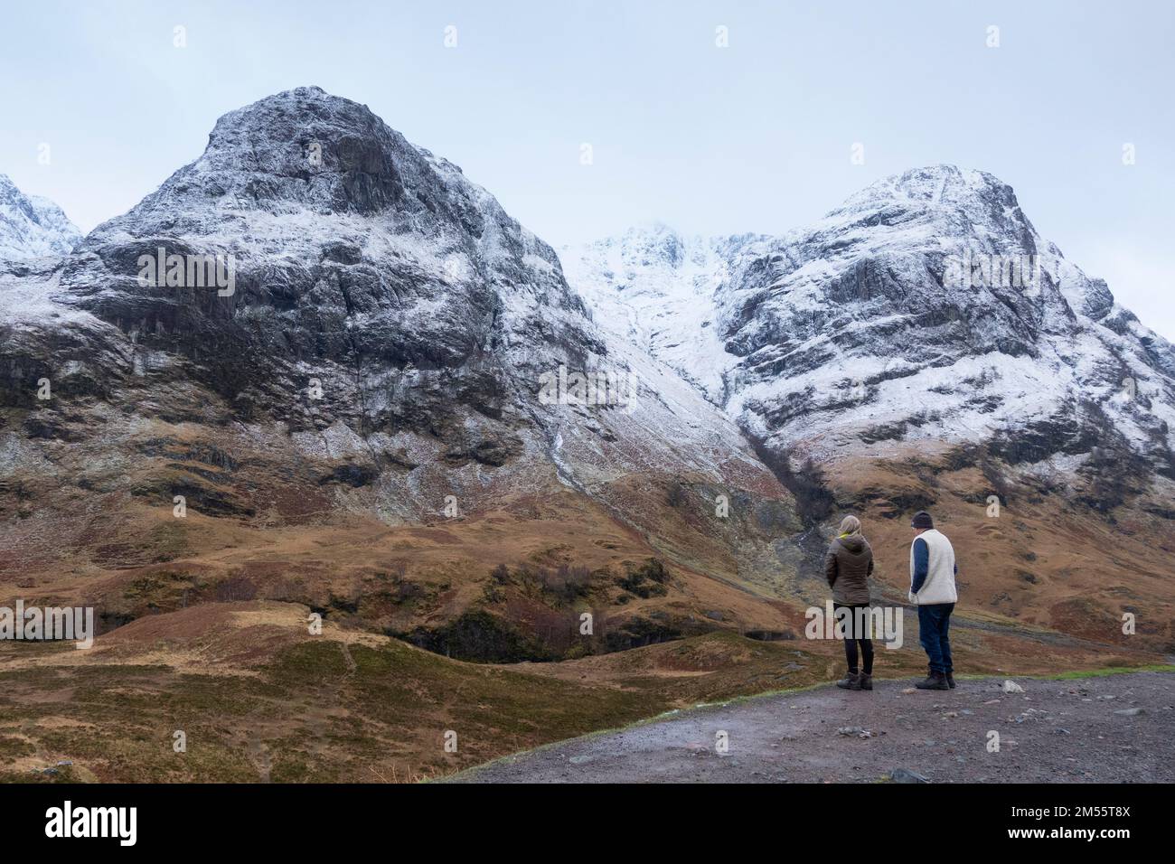 Glen Coe, Schottland, Großbritannien. 26. Dezember 2022 Touristen halten heute an, um den Blick auf die schneebedeckten Berge in Glen Coe zu bewundern. Am zweiten Weihnachtsfeiertag fiel in den schottischen Highlands schwerer Schnee auf höherem Boden. In Glen Coe Iain Masterton/Alamy Live News Stockfoto