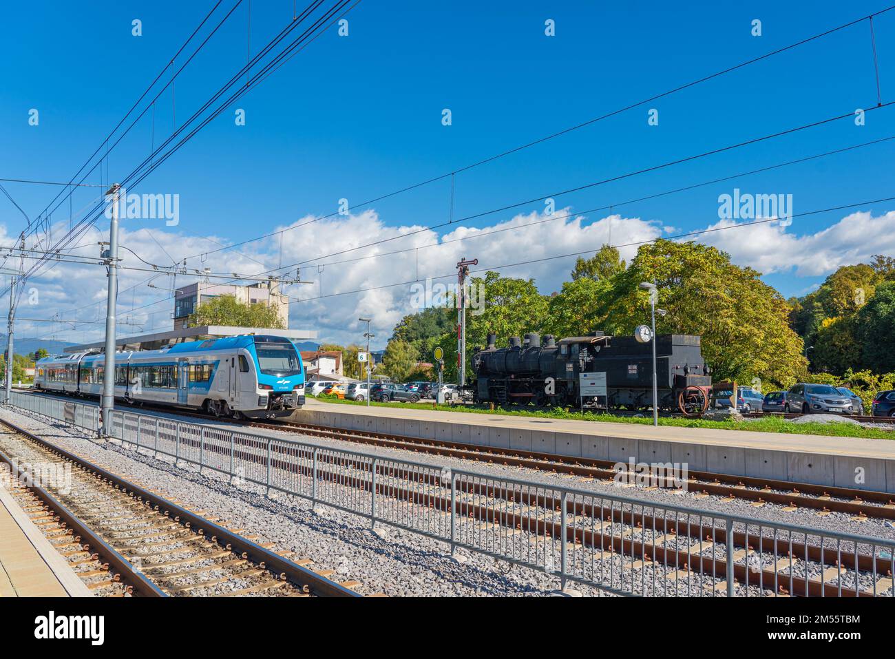 Celje, Slowenien - 03. Oktober 2022: Der elektrische blaue Zug der slowenischen Eisenbahnen steht in einem Bahnhof. Stockfoto