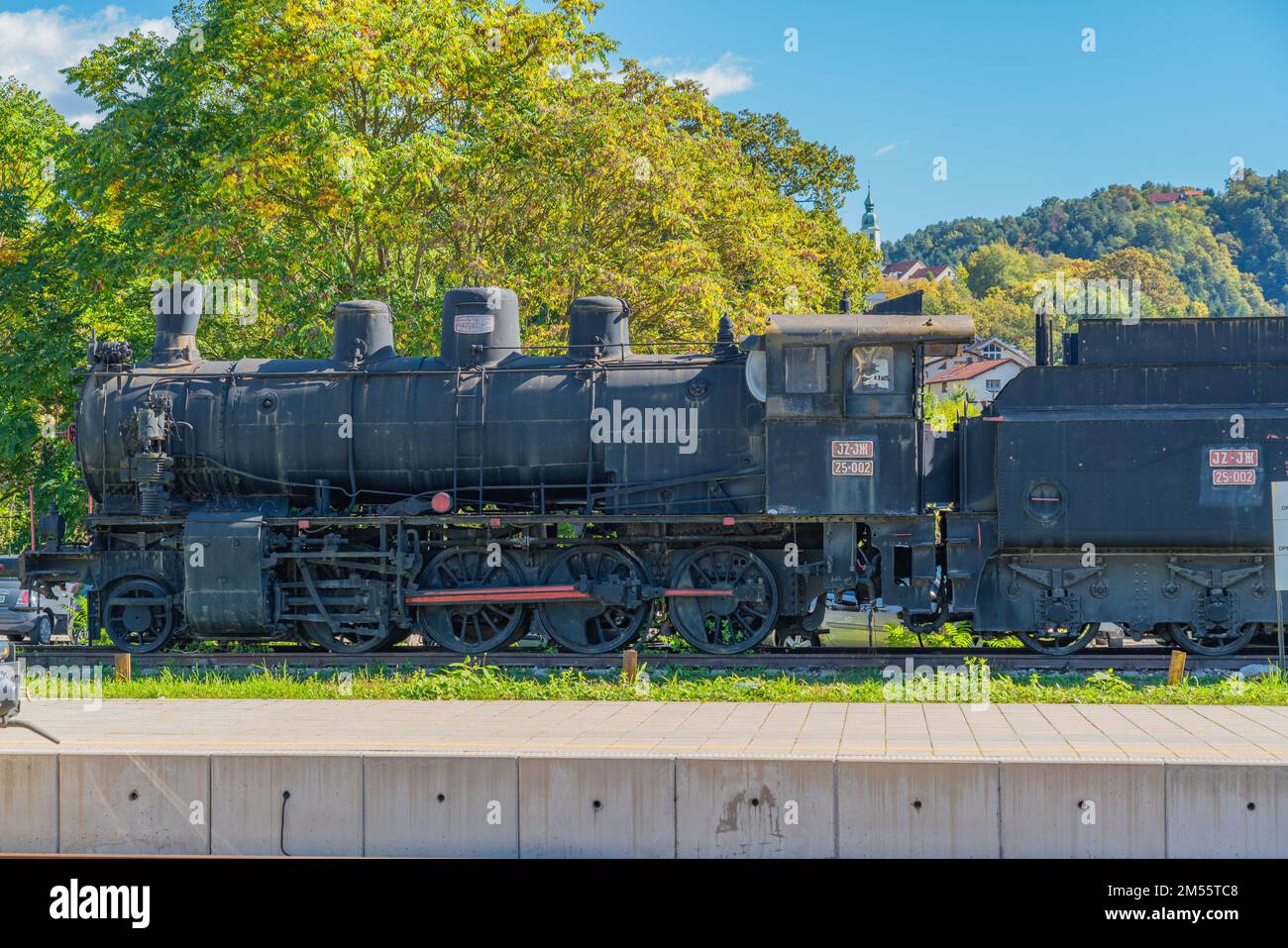 Celje, Slowenien - 03. Oktober 2022: Alte slowenische Diesellokomotive am Bahnhof in Celje Stockfoto