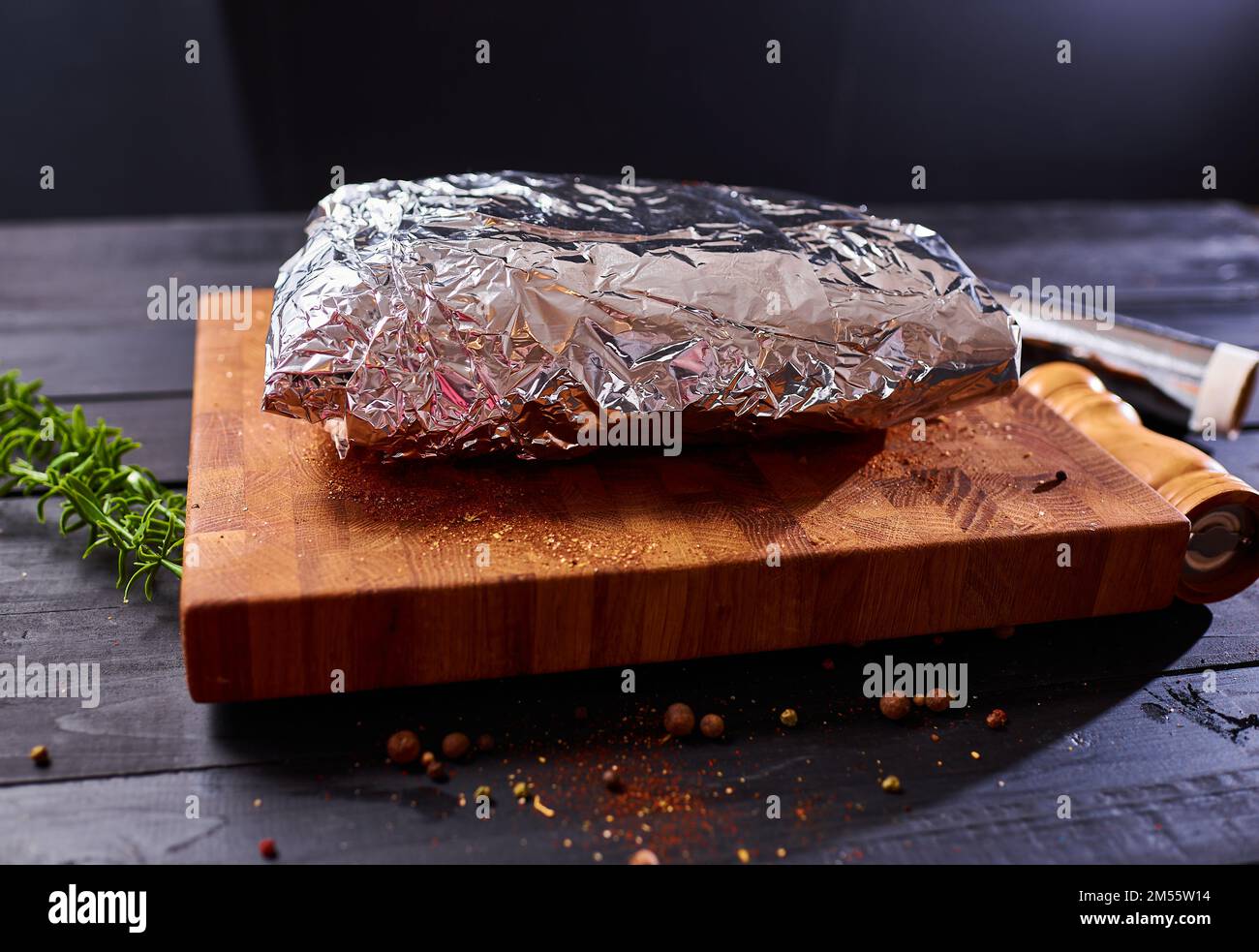 Fleisch in Folie ist bereit zum Backen im Ofen Stockfoto