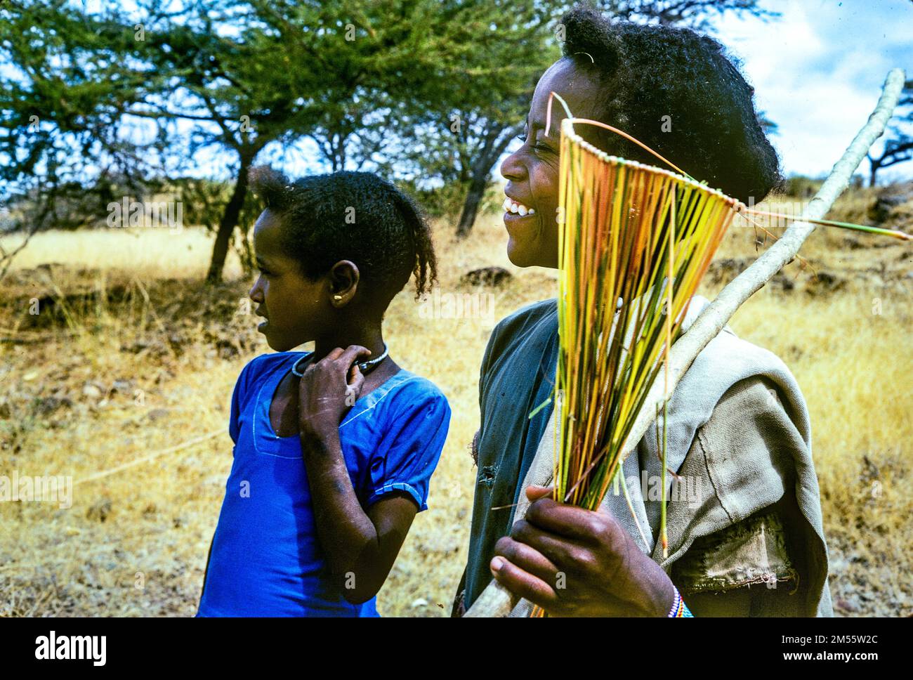 Äthiopien, 1970er, zwei kleine Mädchen mit Fliegenklatschen Porträt, Oromia Region, Ostafrika, Stockfoto
