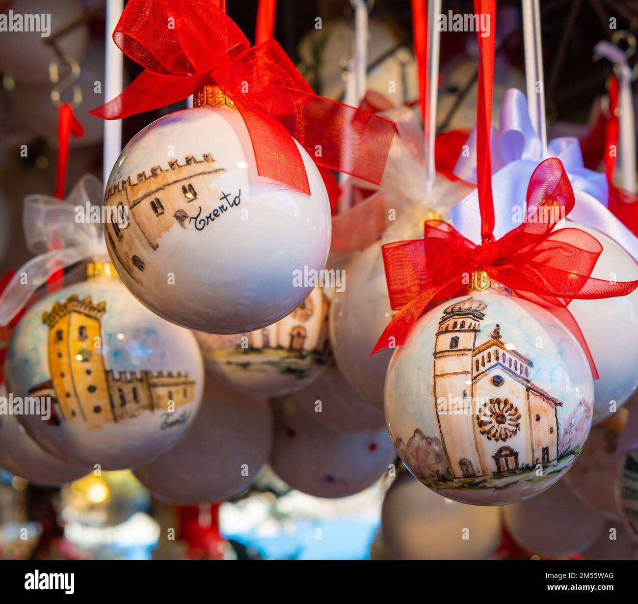 Weihnachtsdekorationen auf dem traditionellen Weihnachtsmarkt von Trento - Trentino Alto Adige - Norditalien - Europa Stockfoto