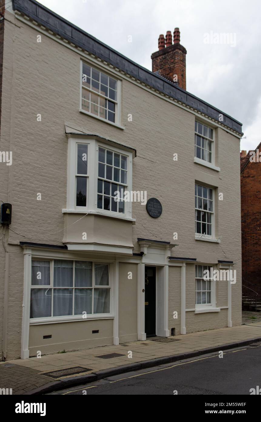 Winchester, Großbritannien - 17. September 2021: Historischer Wohnsitz der berühmten Autorin Jane Austen, die in diesem Haus in der Nähe der Winchester Cathedral in lebte und starb Stockfoto