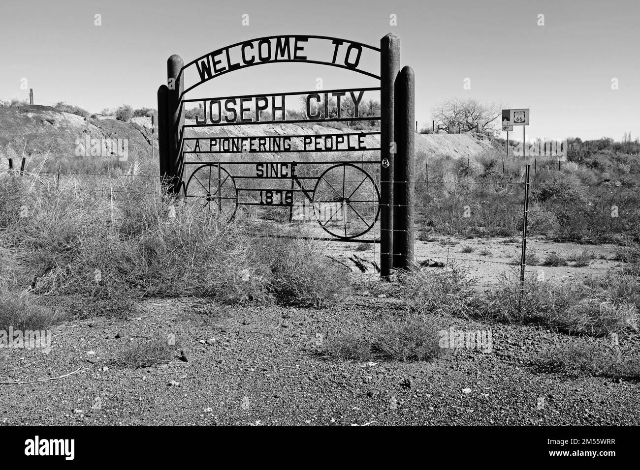 Schwarz-Weiß Willkommen in Joseph City, Arizona, Beschilderung entlang der historischen Route 66 am 14. November 2022. Stockfoto
