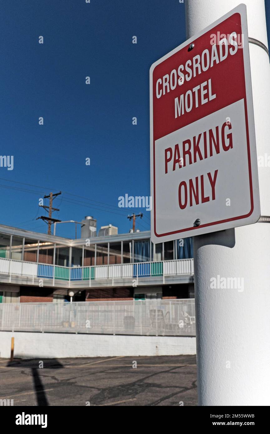 Crossroads Motel Parking only Schild an einem Pfosten auf dem Parkplatz des Motels, das berühmt wurde durch 'Breaking Bad' in Albuquerque, New Mexico. Stockfoto