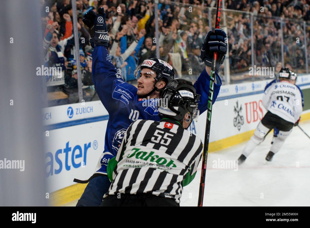 26.12.2022, Davos, Eisstadion Davos, Spengler Cup: HC Ambri-Piotta - Orebro HK, Alexander Formenton von HC Ambri-Piotta feiert sein 1:0. Tor (Andrea Branca / SPP-JP) Stockfoto