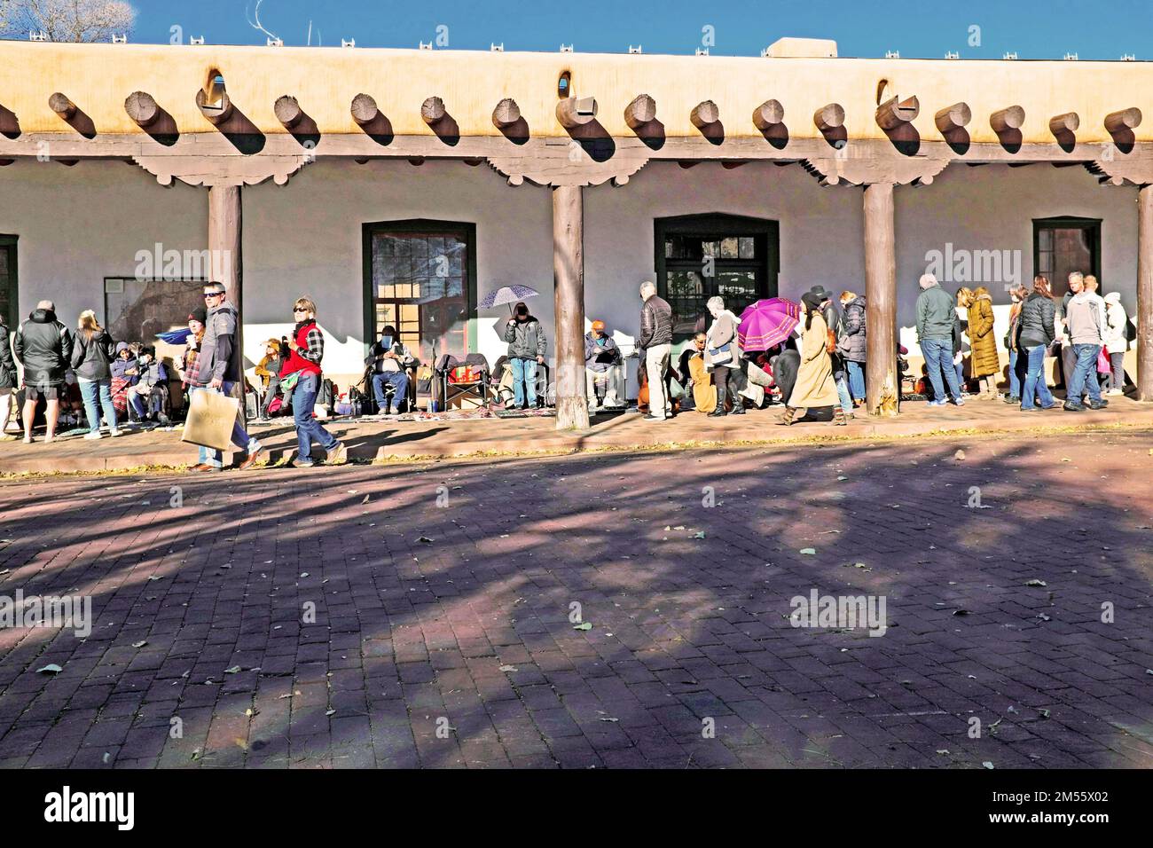 Die Santa Fe Plaza in New Mexico wurde 1821 im spanisch-amerikanischen Kolonialstil erbaut und ist heute ein Wahrzeichen, wo Einheimische und Besucher interagieren. Stockfoto