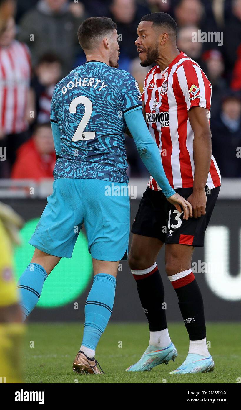 London, England, 26. Dezember 2022. Matt Doherty von Tottenham Hotspur und Mathias Zanka Jørgensen von Brentford streiten sich während des Premier League-Spiels im Brentford Community Stadium, London. Das Bild sollte lauten: Paul Terry/Sportimage Stockfoto