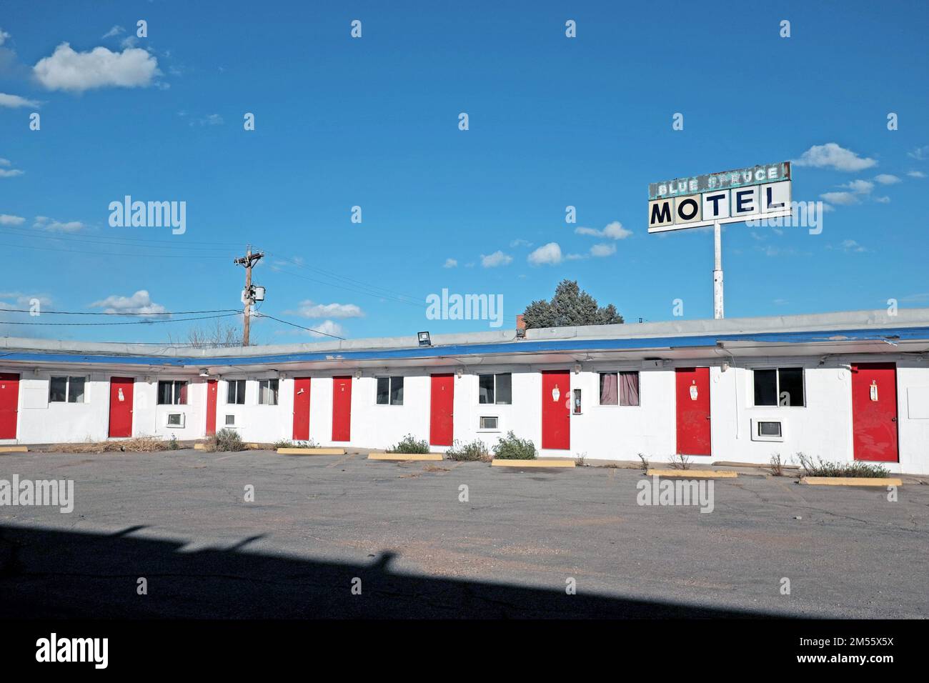 Die 1952 erbaute Lariat Lodge mit 35 Zimmern an der Route 66 in Gallup, New Mexico, war eines von sechs Motels, darunter das Blue Spruce, das von der Stadt rot gekennzeichnet wurde. Stockfoto