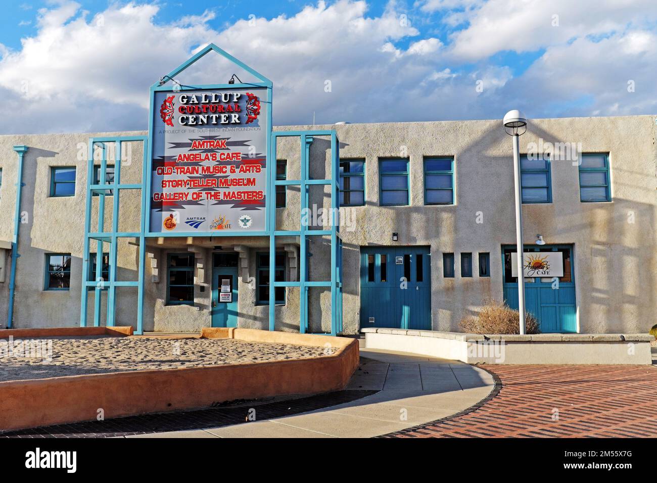 Das Gallup Cultural Center in Gallup, New Mexico, befindet sich in einem umgewidmeten Zugdepot. Das Zentrum konzentriert sich auf die indische Kultur und den Südwesten. Stockfoto