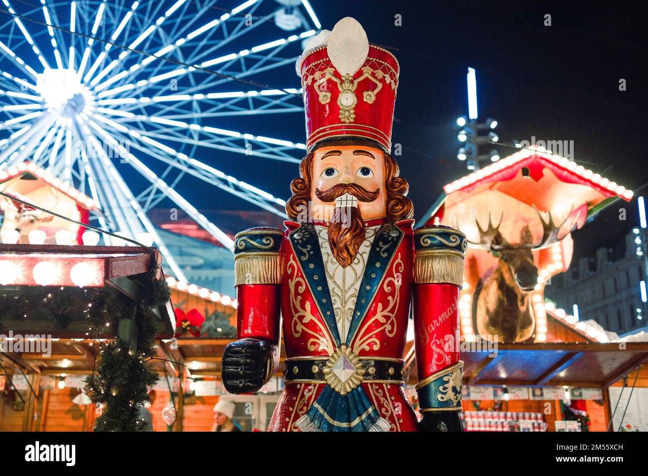 Handgefertigter Nussknacker-Spielzeugmarkt aus Holz in Kattowitz, Polen. Festliches Nussknacker-Soldatenspielzeug am Abend Stockfoto