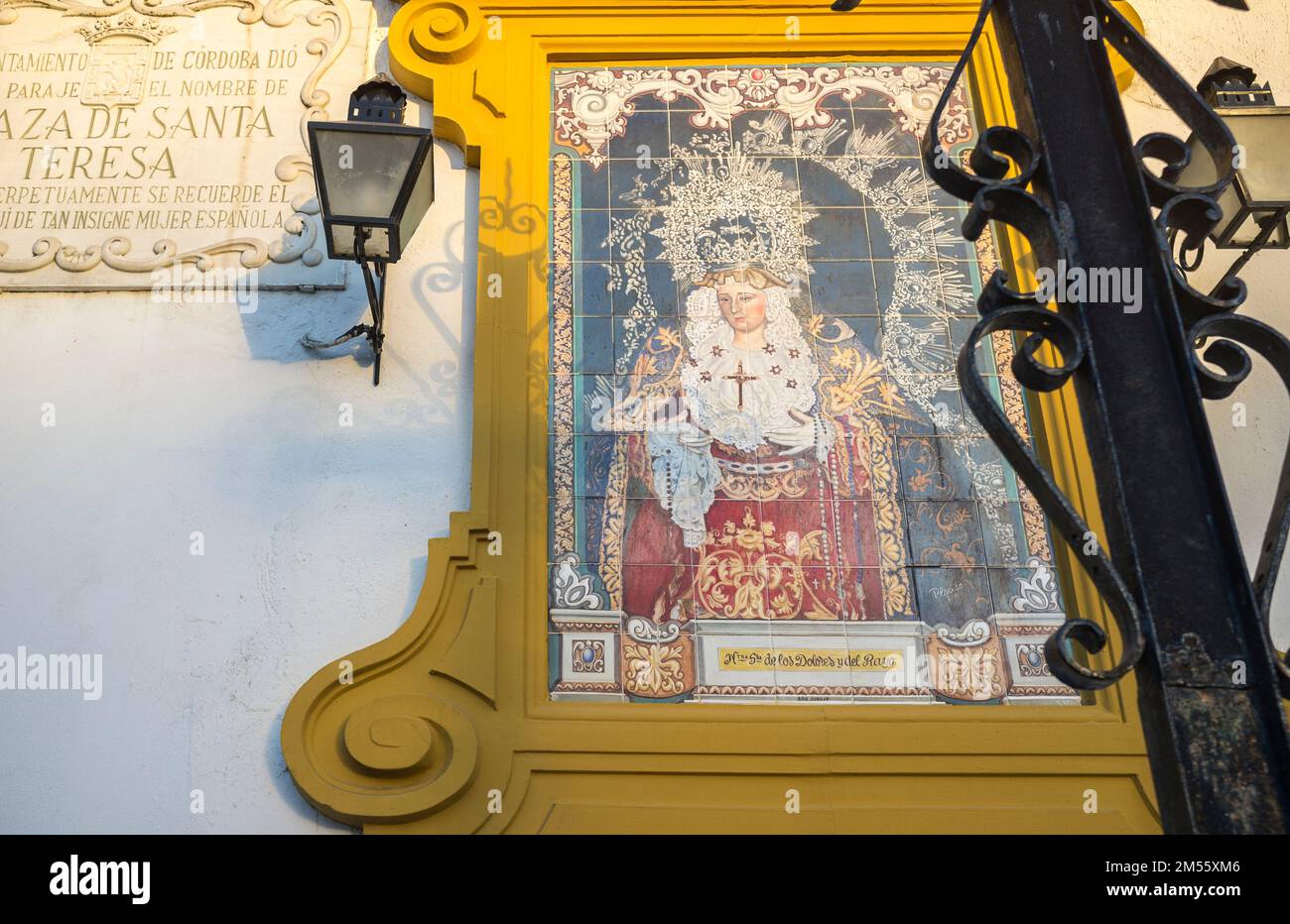 Cordoba, Spanien - 30. Mai 2019: Virgen del Rayo Fliesenglasscheibe, Santa Teresa Square, Cordoba, Andalusien, Spanien Stockfoto