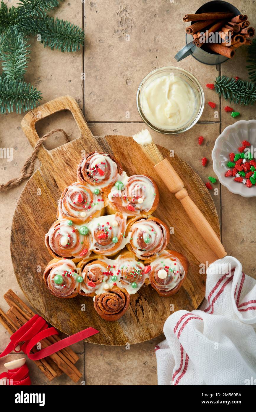 Weihnachtlich baumförmige Zimtrollen oder Zimtbrötchen mit Zimt und ...