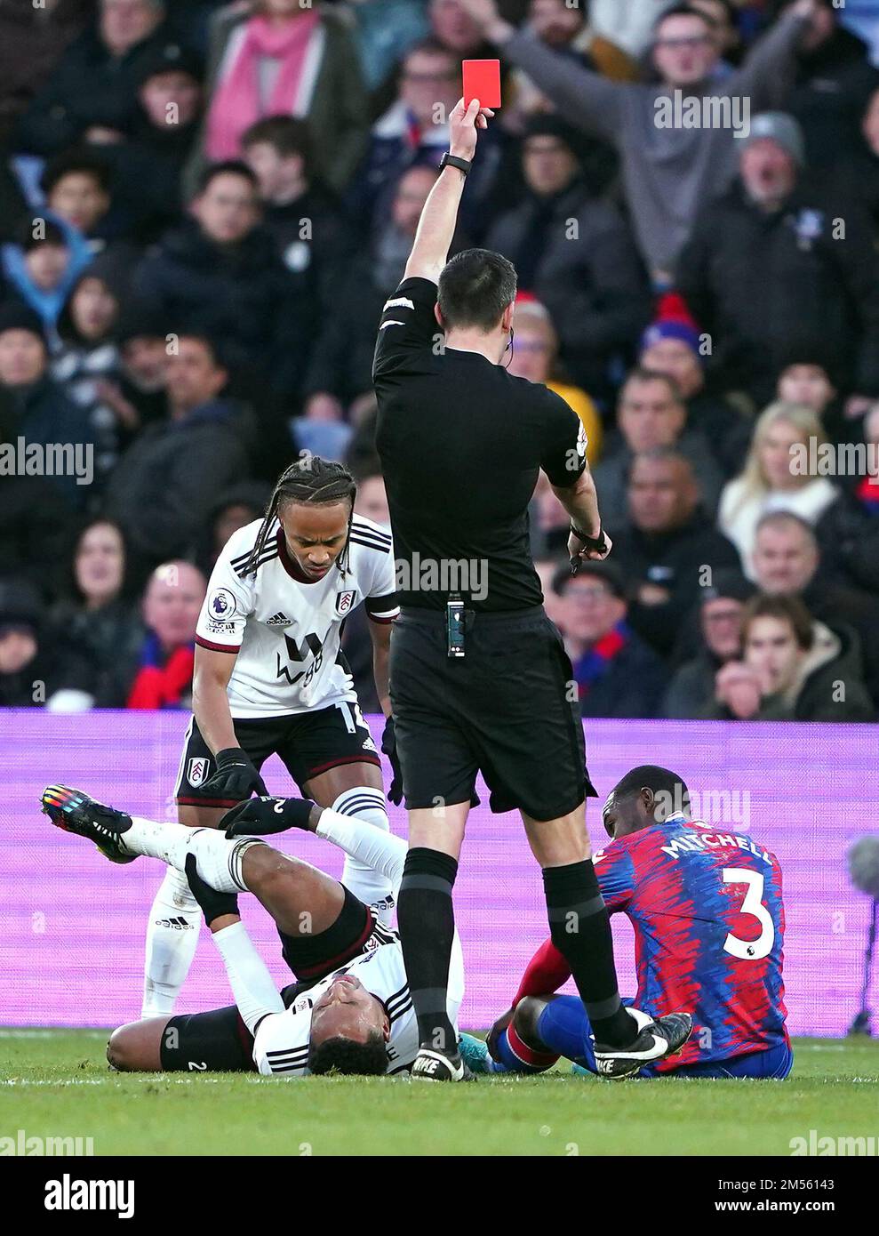 Schiedsrichter Andrew Madley (Mitte) zeigt eine rote Karte an Tyrick Mitchell vom Crystal Palace (rechts) für ein schweres Foul-Spiel während des Premier League-Spiels im Selhurst Park, London. Foto: Montag, 26. Dezember 2022. Stockfoto