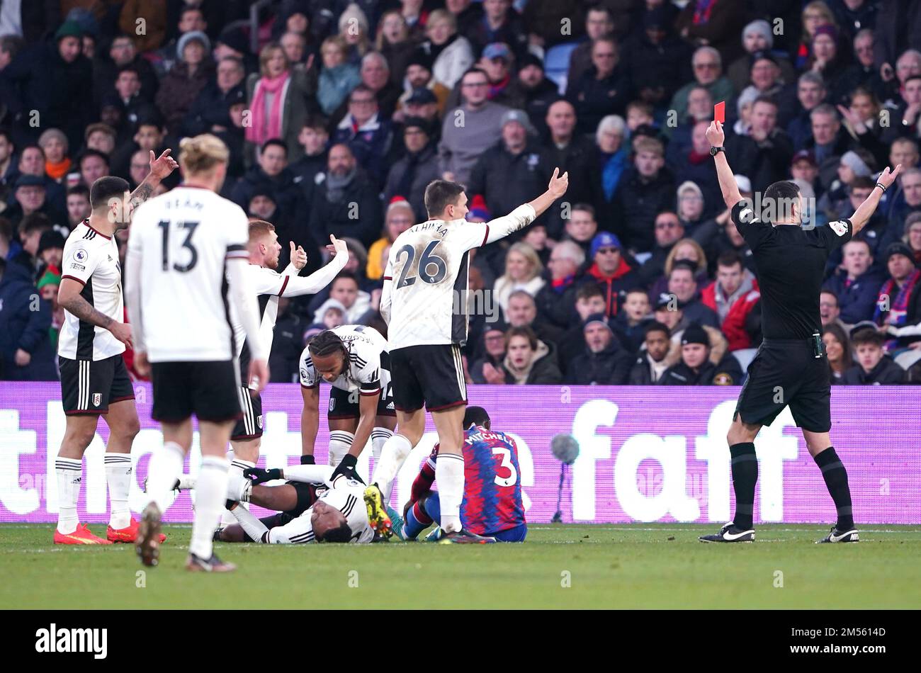 Schiedsrichter Andrew Madley (rechts) zeigt Tyrick Mitchell vom Crystal Palace eine rote Karte für ein schweres Foul-Spiel während des Premier League-Spiels im Selhurst Park, London. Foto: Montag, 26. Dezember 2022. Stockfoto