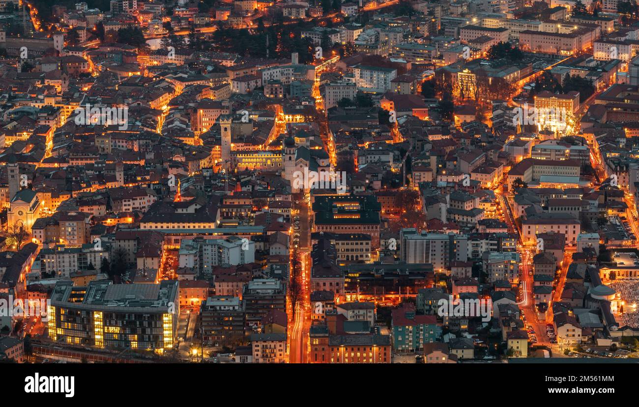 TRENTO CITY - Skyline von Trento bei Nacht - Trentino Alto Adige während der Weihnachtsfeier - Trentino Alto Adige - Norditalien - Europa Stockfoto