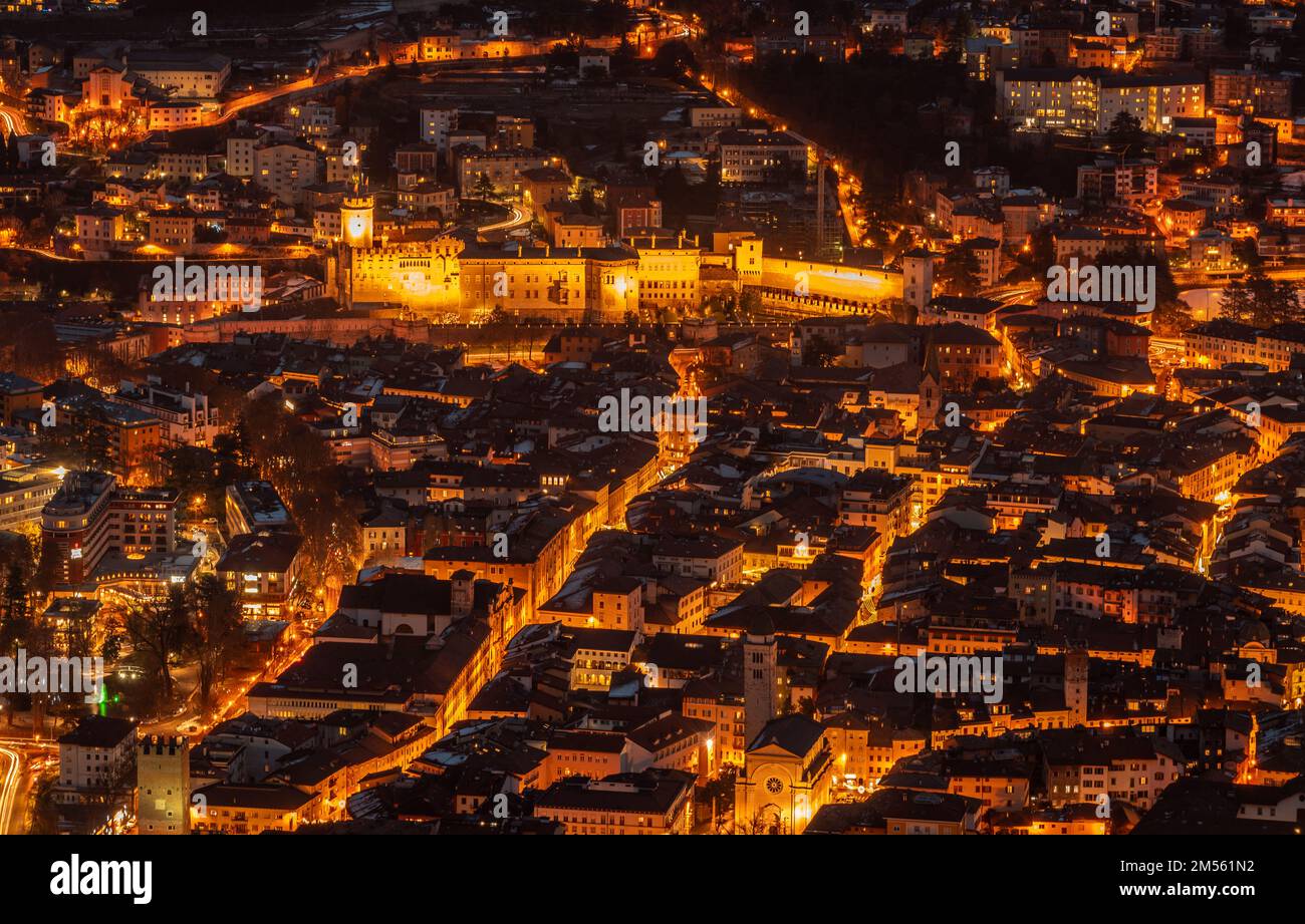 TRENTO CITY - Skyline von Trento bei Nacht - Trentino Alto Adige während der Weihnachtsfeier - Trentino Alto Adige - Norditalien - Europa Stockfoto