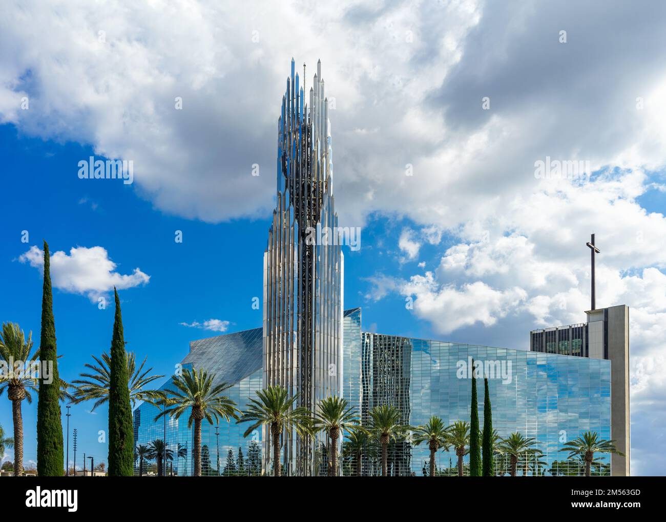 Garden Grove, Kalifornien, USA – 2. November 2022: Die Christ Cathedral, früher Crystal Cathedral, beherbergt die römisch-katholische Diözese von Orange in Garden Stockfoto