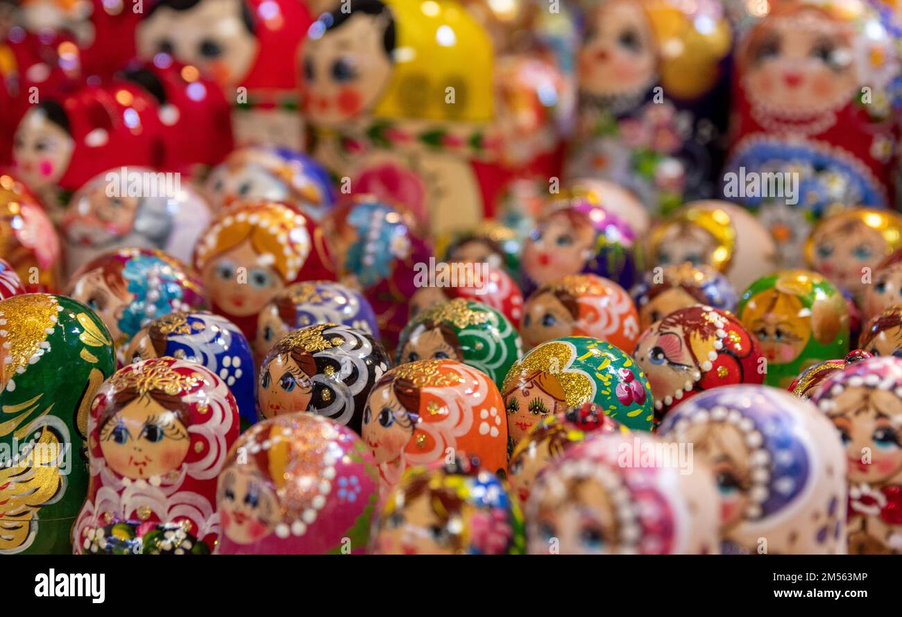 Eine Zusammenstellung russischer Nistpuppen oder Matryoschka-Puppen zum Verkauf im Geschäft Stockfoto