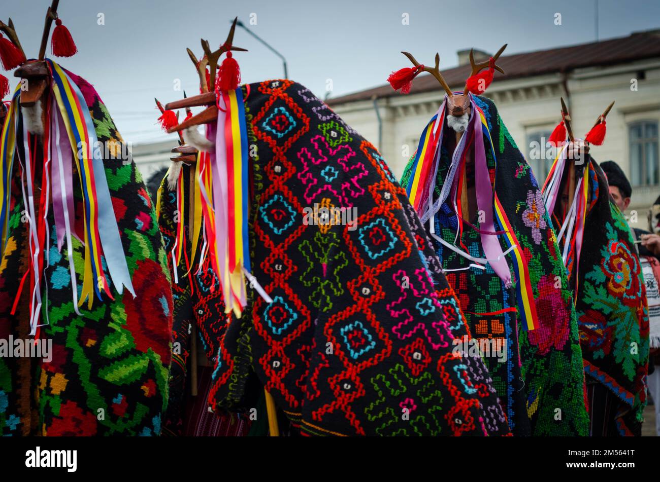 Menschen mit bunten Kostümen und Masken treten während eines traditionellen Weihnachtsfestes im Norden Rumäniens auf. Stockfoto