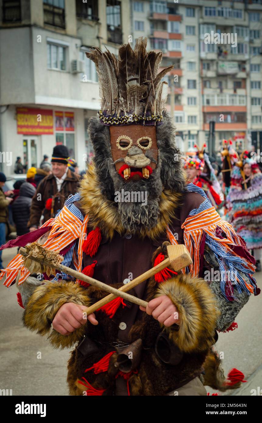 Menschen mit bunten Kostümen und Masken treten während eines traditionellen Weihnachtsfestes im Norden Rumäniens auf. Stockfoto