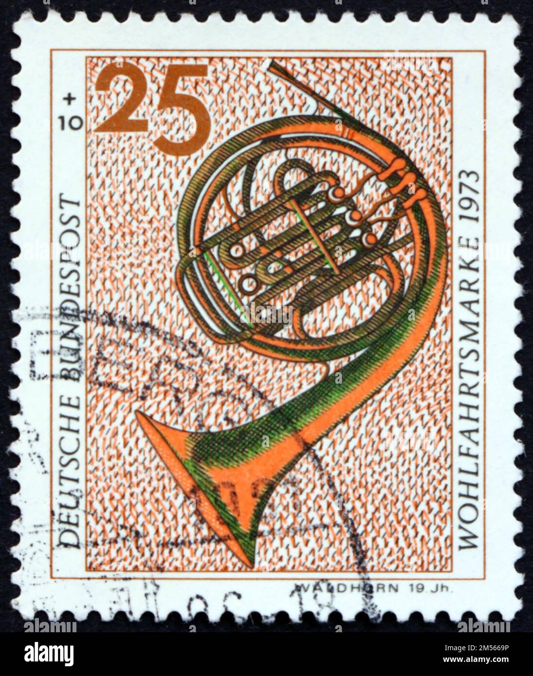 DEUTSCHLAND - CA. 1973: Ein in Deutschland gedruckter Stempel zeigt das Horn, 19. Jahrhundert, Musikinstrument, ca. 1973 Stockfoto