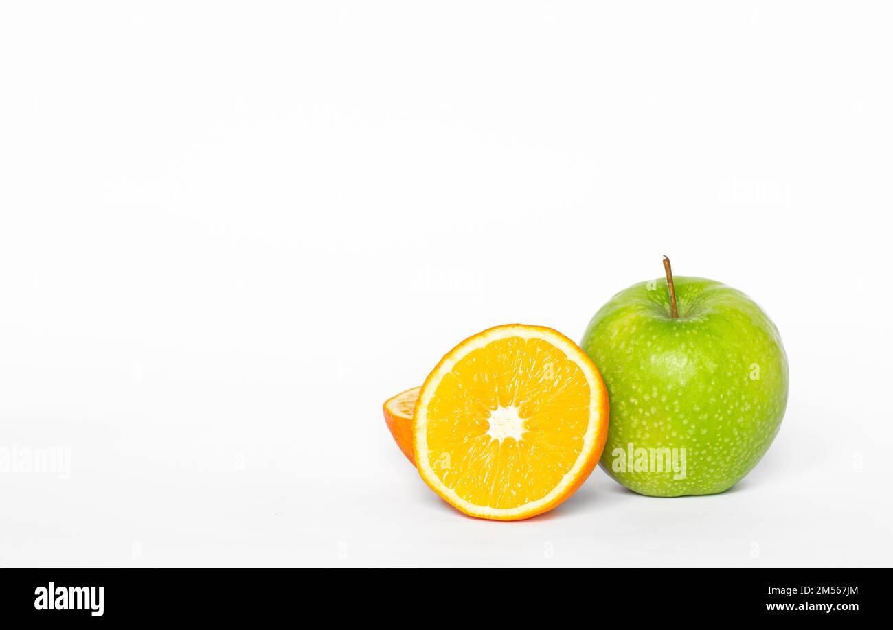 Grüner Apfel und Orange auf weißem Hintergrund isoliert. Stockfoto