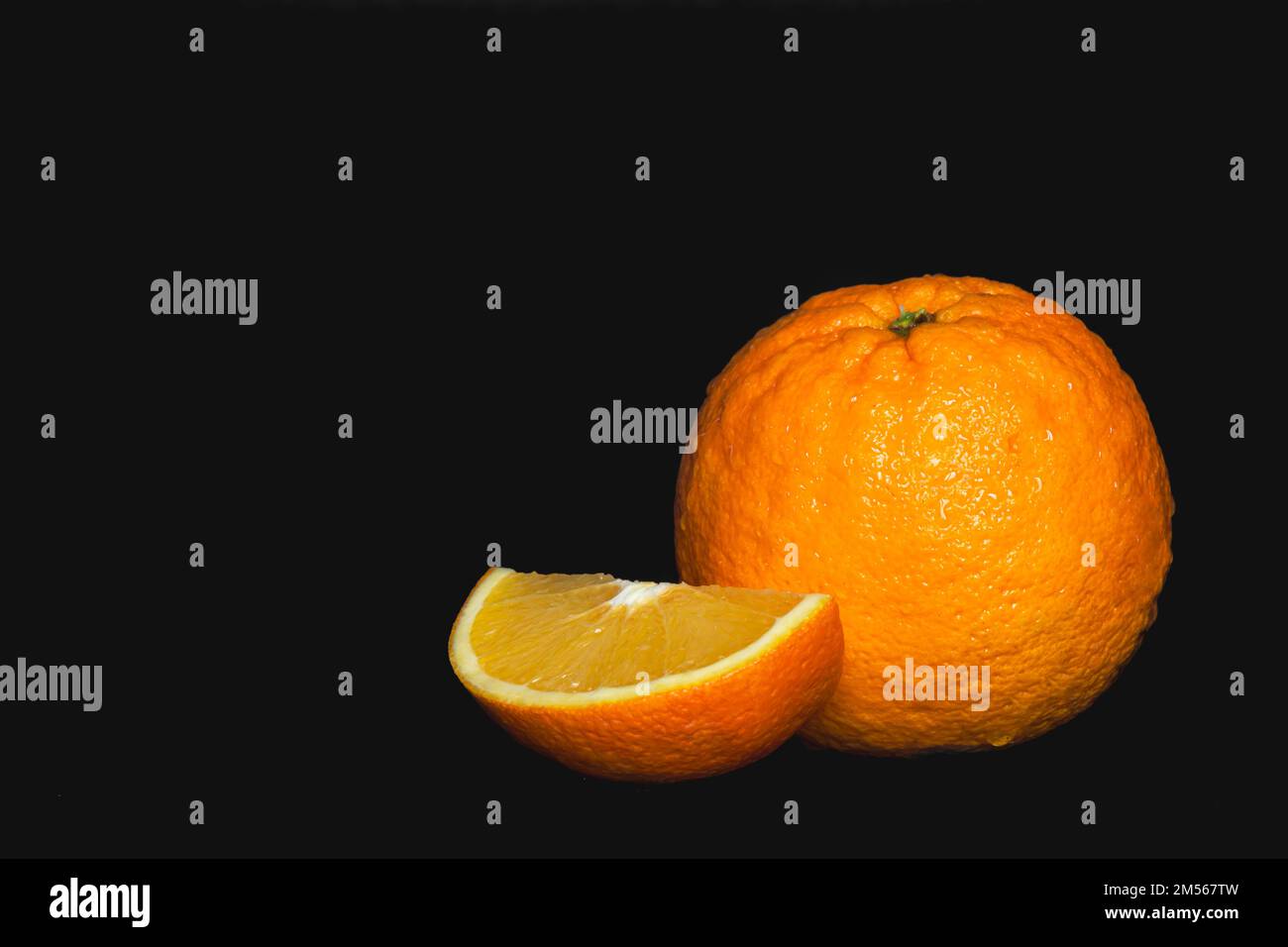 Orange auf schwarzem Hintergrund isoliert, Kopierbereich. Stockfoto