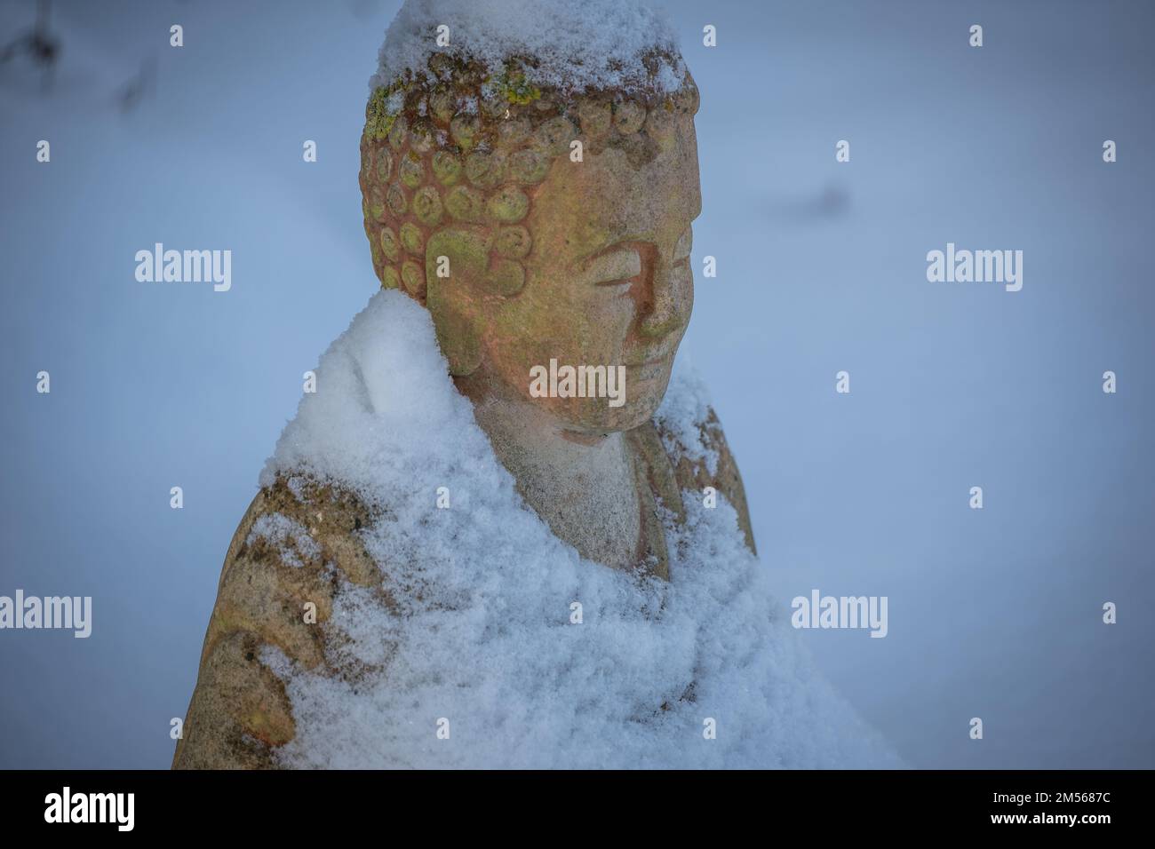 Buddha/Buddhafigur mit Schnee im Winter Stockfoto