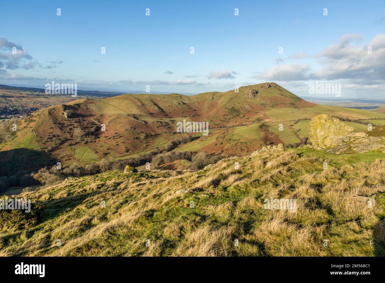 CAER Caradoc, ein Hügel in Shropshire, England, mit einer Bronzezeit oder Iron Age Hill Festung oben auf dem Hügel. Stockfoto