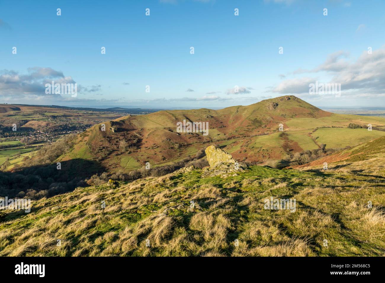 CAER Caradoc, ein Hügel in Shropshire, England, mit einer Bronzezeit oder Iron Age Hill Festung oben auf dem Hügel. Stockfoto